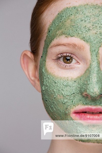 Abgeschnittenes Bild einer jungen Frau mit Gesichtsmaske