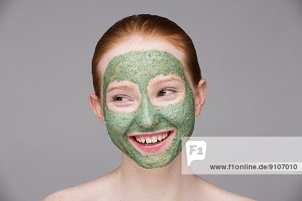 Junge Frau mit Gesichtsmaske  lächelnd