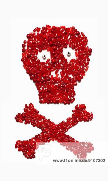 Roter Schädel und gekreuztes Knochensymbol aus Süßigkeiten
