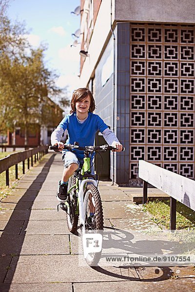 Porträt eines Jungen beim Radfahren