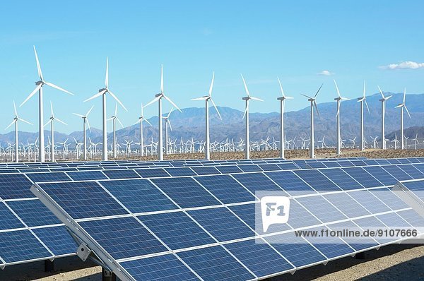 Photovoltaik-Solarzellen und Windkraftanlagen  Windpark San Gorgonio Pass  Palm Springs  Kalifornien  USA. Diese Solaranlage hat eine Leistung von 2 3 MW