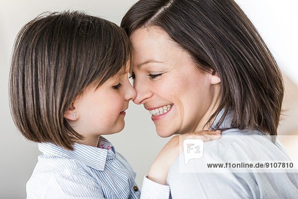 Portrait von Mutter und Tochter von Angesicht zu Angesicht