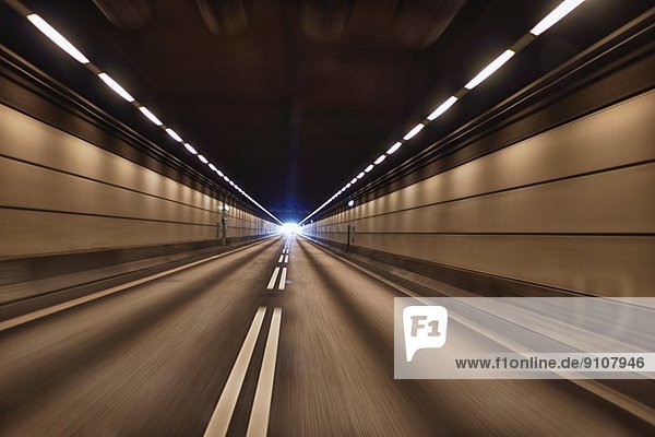 Bewegungsunschärfe im Straßentunnel
