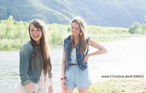 Zwei Freundinnen am Flussufer  Piemont  Italien