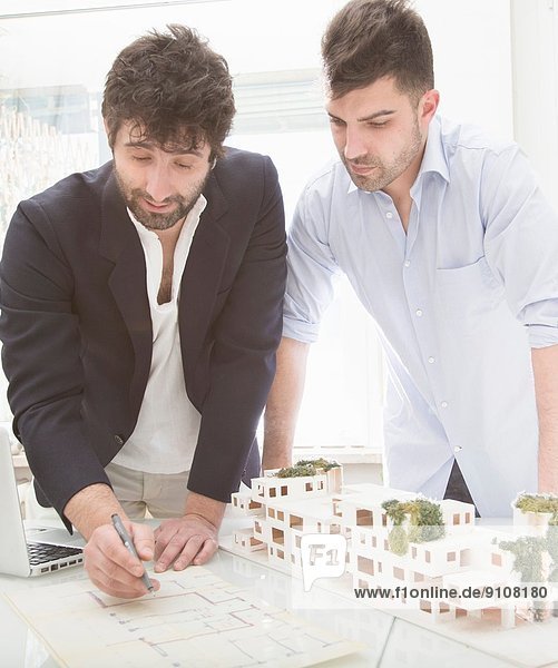 Männer beim Betrachten von Architekturplänen