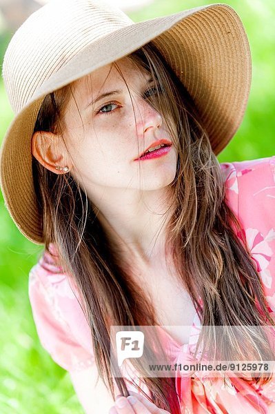 Außenaufnahme  Frau  sehen  Hut  braunhaarig  Blick in die Kamera  Kleidung  Strohhut  Stroh  gerade  alt  freie Natur  Jahr