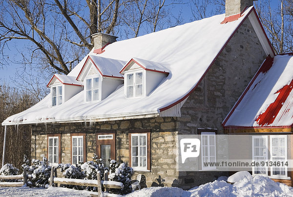 Winter Lifestyle Wohnhaus Nachbarschaft kanadisch Kanada alt Quebec