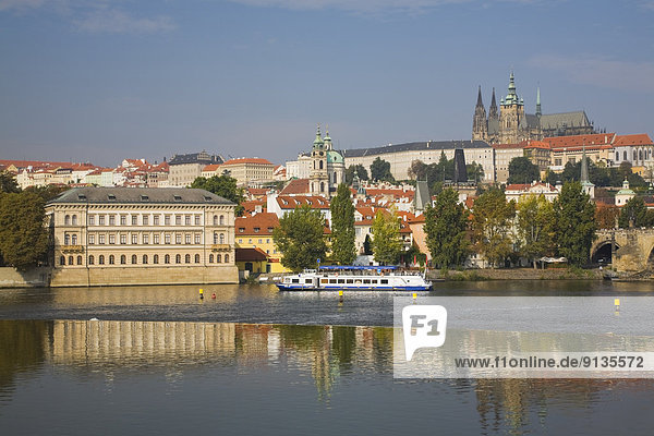 Prag  Hauptstadt  Palast  Schloß  Schlösser  Hintergrund  Fluss  Tschechische Republik  Tschechien  Moldau
