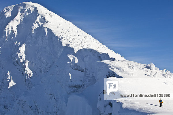 Berg  Snowboardfahrer  wandern  Urlaub  unbewohnte  entlegene Gegend