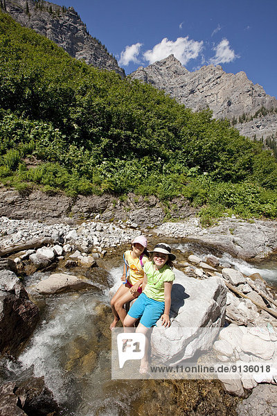 nahe  Berg  Entspannung  folgen  See  2  jung  Mädchen  Fernie  British Columbia  Kanada