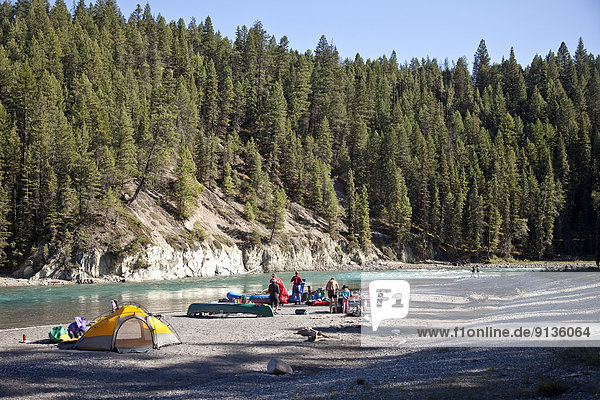 Mittelgroße Menschengruppe  Mittelgroße Menschengruppen  Fröhlichkeit  Reise  Fluss  Kanu  1  Kootenay Nationalpark  Kanada  Floß