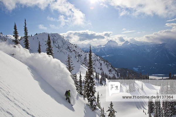 Berg  Snowboardfahrer  besprühen  Gesichtspuder  unbewohnte  entlegene Gegend