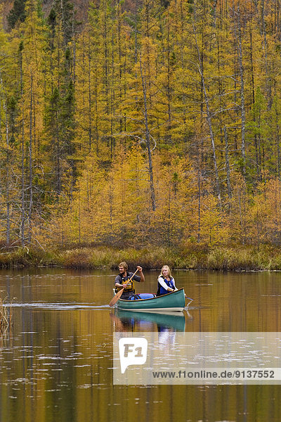 Stilleben  still  stills  Stillleben  Wasser  klein  Kanu  Paddel  Bach  jung  Algonquin Provincial Park  Kanada  Ende  Ontario