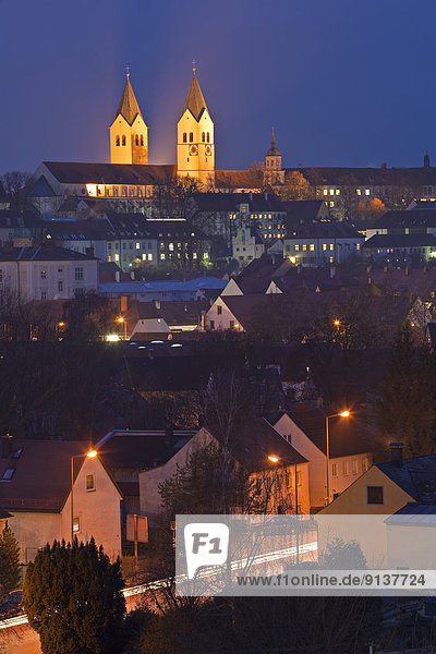 Dach beleuchtet Europa Großstadt Turm Kathedrale Beleuchtung Licht Bayern Glocke Abenddämmerung Deutschland
