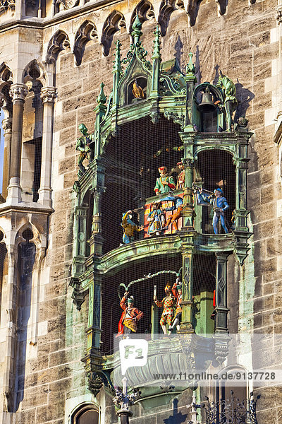 Europa  Halle  Großstadt  Turm  München  Bayern  Deutschland  Glockenspiel  Marienplatz  neu