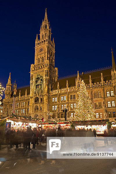 Christkindlmarkt (Christmas Markets) in the Marienplatz outside the Neues Rathaus (New City Hall) at dusk in the City of München (Munich)  Bavaria  Germany  Europe.