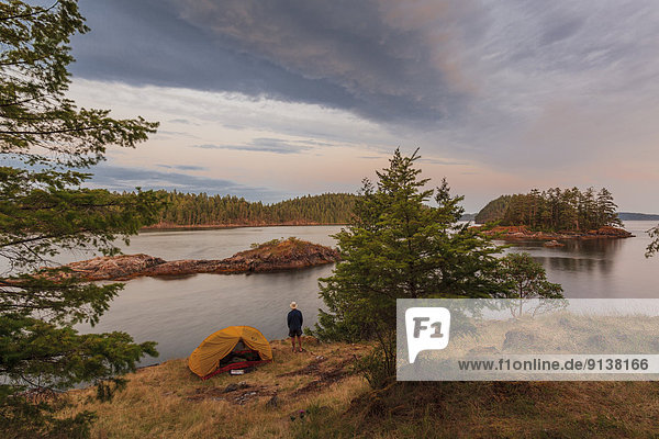 zwischen inmitten mitten Fröhlichkeit Sonnenuntergang Modell Insel camping britisch Kanada lesen