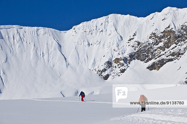 Skifahrer Tagesausflug Lodge Landhaus unbewohnte entlegene Gegend Rocky Mountains Splitboard Kanadische Rocky Mountains