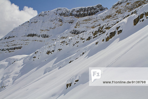 Geschwindigkeit Fröhlichkeit Skifahrer drehen Berg unbewohnte entlegene Gegend tief