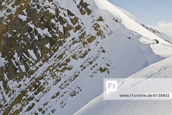 Skifahrer schneiden Prüfung Ski unbewohnte entlegene Gegend geben Rand Linie Hang
