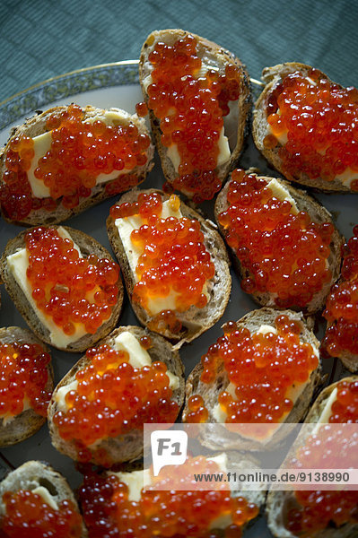 02 Position  Teller  rot  Sandwich  Kaviar  Tisch