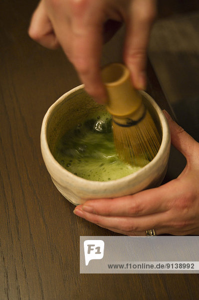 Frau  Tasse  japanisch  Matcha  Tee  Rührbesen