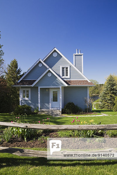 Wohnhaus klein weiß blau Nachbarschaft Frühling Kanada Quebec