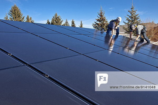 Dach installieren 2 Sonnenkollektor Sonnenenergie Tisch