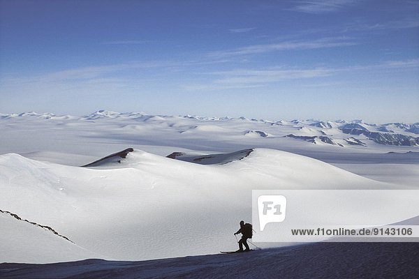Berg  Mann  Vereinigte Staaten von Amerika  USA  Berggipfel  Gipfel  Spitze  Spitzen  Skisport  Ellesmere Island  Quttinirpaaq National Park  Kanada  Nunavut