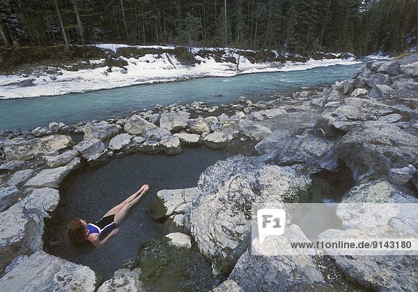 Frau  Winter  Landschaft  Heiße Quelle  Lussier Hot Springs  British Columbia  Kanada