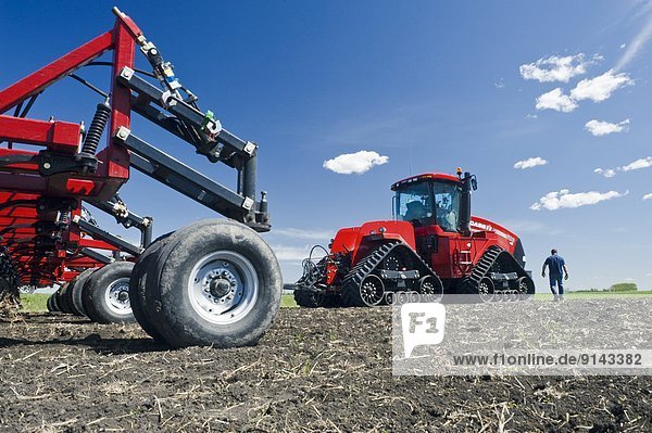 gehen  Traktor  Bauer  Himmel  Sämaschine  Kanada  Manitoba