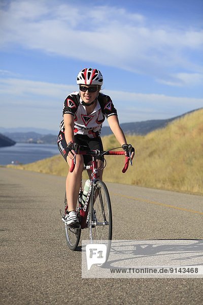 Jugendlicher  Fahrradfahrer  Fernverkehrsstraße  Ländliches Motiv  ländliche Motive  British Columbia  Kanada