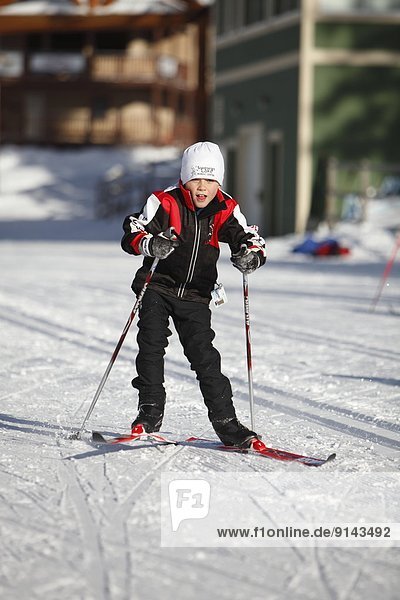 überqueren  Junge - Person  See  Skisport  jung  Norden  British Columbia  Kanada  Kreuz