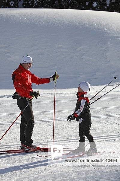 überqueren  Menschlicher Vater  Sohn  See  Skisport  Norden  British Columbia  Kanada  Kreuz