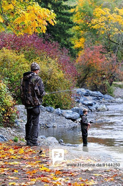 nahe  Mann  klein  Fluss  angeln  jung  Kanada
