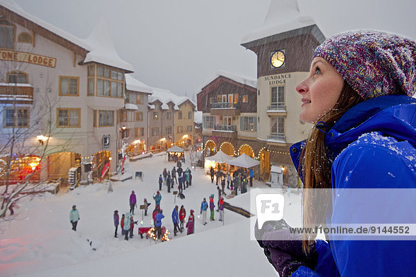 junge Frau junge Frauen Fest festlich Urlaub British Columbia Kanada Schnee Sonne