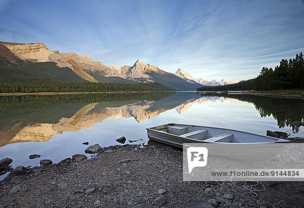 Wasserrand  See  Boot  Maligne Lake  Jasper Nationalpark  Alberta  Kanada