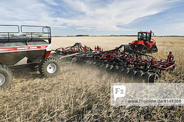 Winter  Traktor  Feld  Bewegung  Himmel  Weizen  Stoppelfeld  Sämaschine  Kanada  Canola  Manitoba  anpflanzen