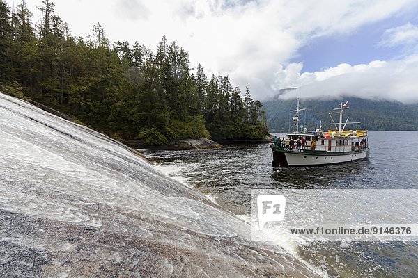 niedrig  Fotografie  nehmen  Tagesausflug  Wasserfall  Gast  Gemälde  Bild  Inselgruppe  Broughton Archipelago  Winkel  British Columbia  Kanada