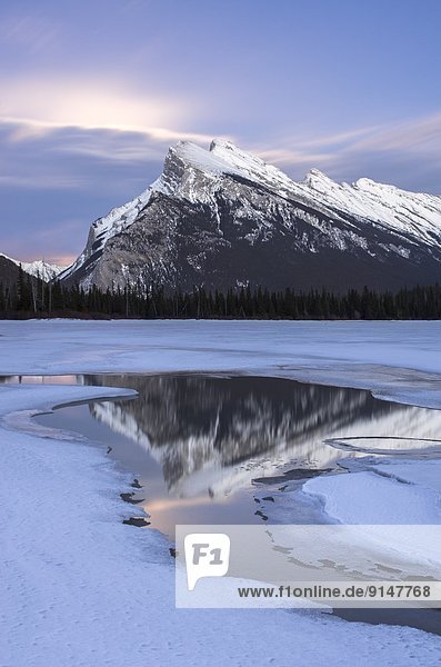 hinter  Winter  Wolke  aufwärts  Spiegelung  See  Mond  Berg  Alberta  Banff  Kanada