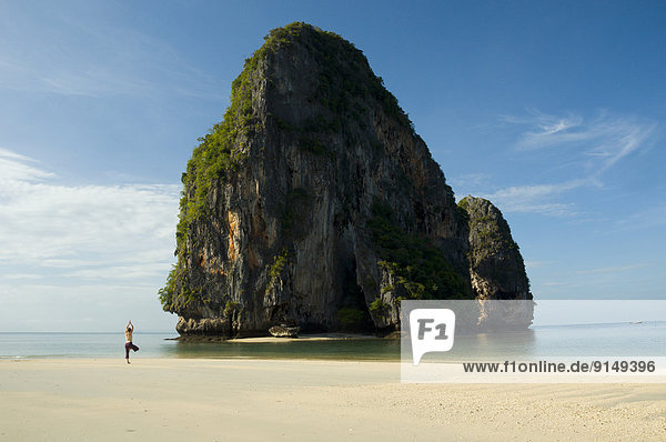 Frau  Fröhlichkeit  Strand  frontal  Insel  jung  Yoga  Krabi  Thailand