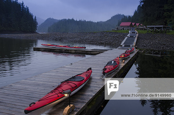 Landschaftlich schön landschaftlich reizvoll Lodge Landhaus Urlaub Kajak Bucht British Columbia Kanada