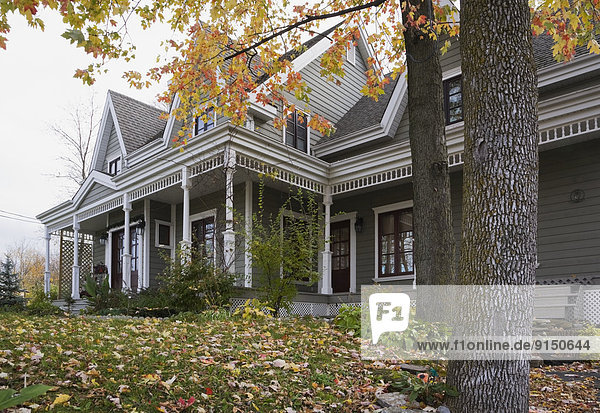 Fotografie Lifestyle grau Wohnhaus Eigentum weiß Herbst beschneiden Nachbarschaft Kanada Quebec