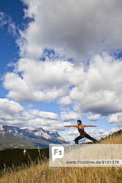 Frau  über  Hügel  Stadt  üben  jung  Yoga  Canmore  Alberta