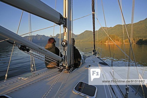 sitzend  Frau  Berg  sehen  Sonnenuntergang  Depression  Tretboot  2  Terrasse  Geräusch  British Columbia  Kanada