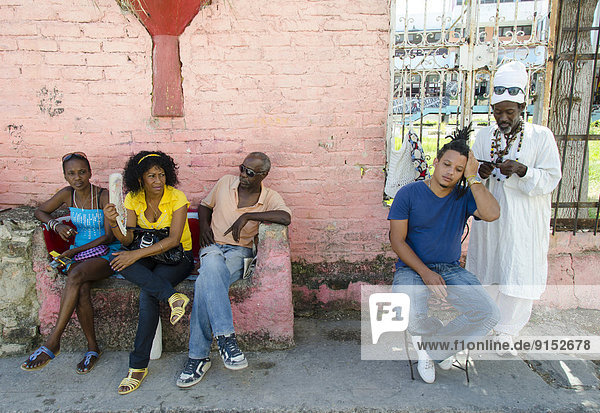 Street scene with man dreadlocking hair  Callejon de Hamel  Havana  Cuba