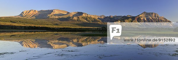 Morgendämmerung  Spiegelung  Teich  Waterton Lakes Nationalpark  Alberta  Kanada