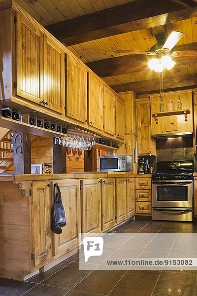 Stapel Lifestyle Wohnhaus Zimmer Küche weiß innerhalb Nachbarschaft Kiefer Pinus sylvestris Kiefern Föhren Pinie kanadisch Kanada Quebec