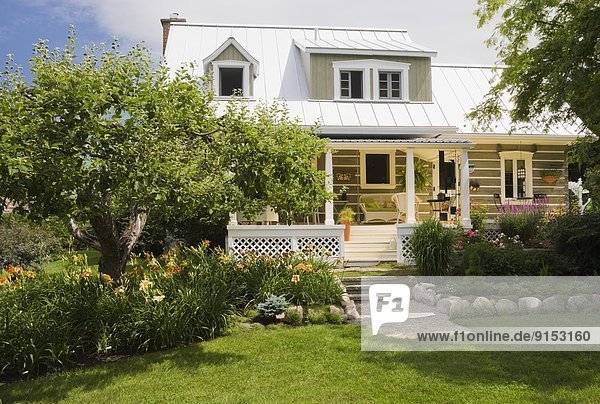 Lifestyle Wohnhaus Sommer Garten Rückansicht Nachbarschaft Ansicht Landschaftsarchitektur kanadisch Hinterhof Kanada Quebec