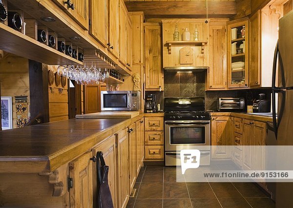 Stapel Lifestyle Wohnhaus Zimmer Küche weiß innerhalb Nachbarschaft Kiefer Pinus sylvestris Kiefern Föhren Pinie kanadisch Kanada Quebec